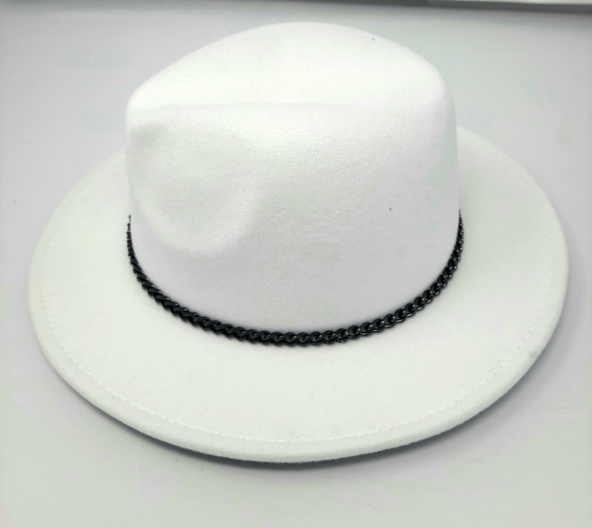 The Grand Fedora, Blanc — white wool felt, gunmetal curb chain band